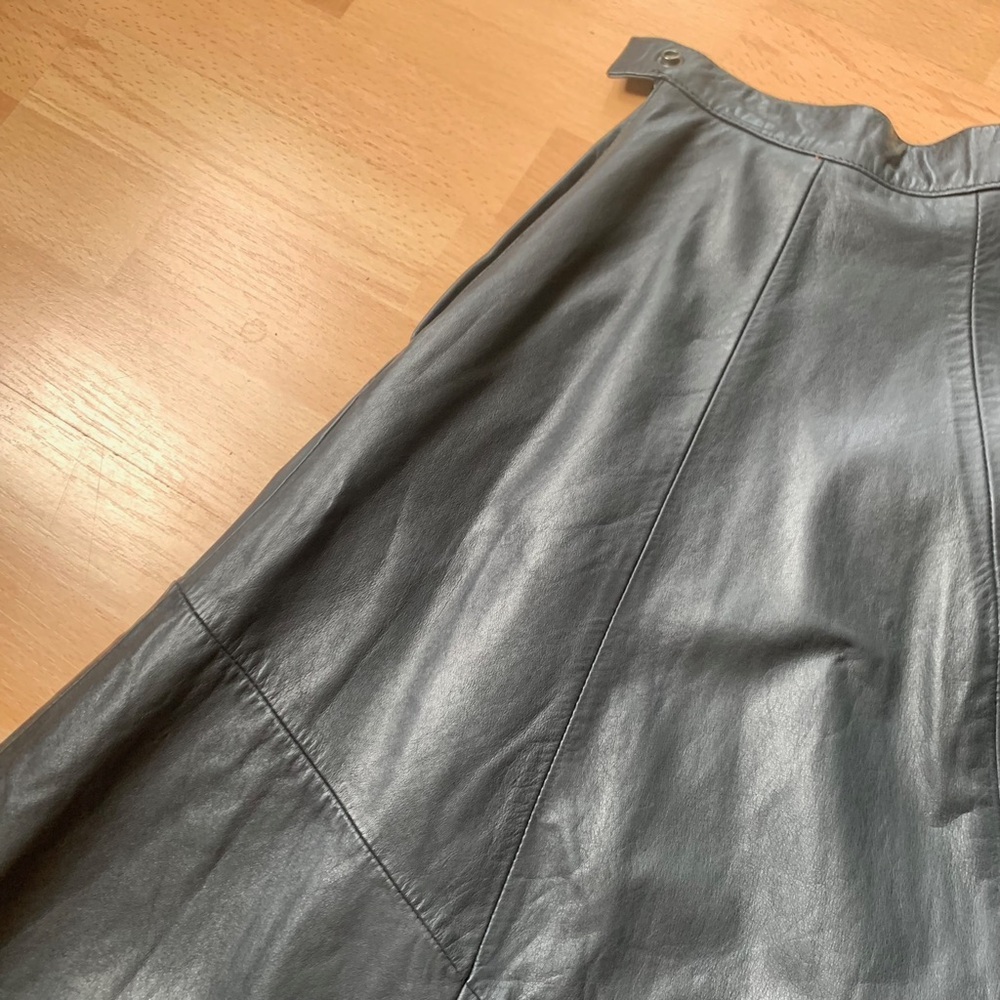 Elegant Y2K Danier high waisted Black Leather half circle maxi Skirt size 8 - Picture 4 of 6
